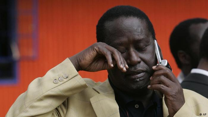 Unruhen in Kenia Opositionspolitiker Raila Odinga telefoniert in Nairobi