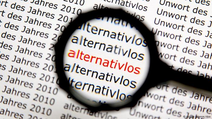 Eine Lupe vergrößert das Wort alternativlos (picture alliance/dpa)