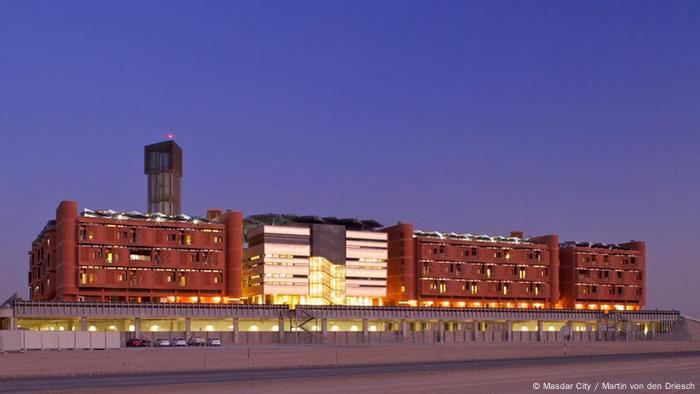 ***ACHTUNG: Bild bitte nur zur Berichterstattung im Kontext des Masdar City - Projekts verwenden!!!*** Masdar City Abu Dhabi. Exterior view of Masdar Institute Campus, Masdar City Quelle: http://www.masdarcity.ae/en/48/resource-centre/image-gallery/?gal=4 Copyright: Masdar City / Martin von den Driesch