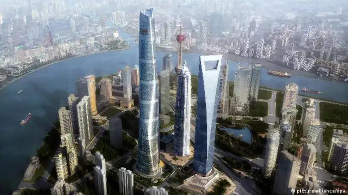 Die Fotomontage des Architekturbüros Gensler zeigt den künftig höchsten chinesischen Wolkenkratzer in Shanghai (undatiertes Handout). Mit dem ersten Spatenstich hat am Freitag (28.11.2008) in Shanghai der Bau des künftig höchsten Wolkenkratzers in China begonnen. Der 632 Meter hohe Shanghai Tower soll bis 2014 fertiggestellt werden. Der gigantische Tower, der von dem Architekturunternehmen Gensler gebaut wird, soll die Skyline von Pudong bereichern. In dem Finanzdistrikt der 20-Millionen-Metropole hatte neben dem Jinmao-Tower (421 Meter) erst im September das Shanghai World Financial Center eröffnet, das mit 492 Metern das höchste Gebäude Chinas und das drittgrößte der Welt ist. Der Shanghai Tower soll nach Presseberichten rund 14,8 Milliarden Yuan kosten - heute umgerechnet 1,6 Milliarden Euro. Die runde Konstruktion schraubt sich asymmetrisch in den Himmel, auch um besser dem Wind standhalten zu können. Foto: Architekturbüro Gensler (zu dpa 0259 vom 28.11.2008) +++(c) dpa - Bildfunk+++