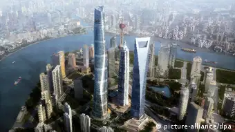 Die Fotomontage des Architekturbüros Gensler zeigt den künftig höchsten chinesischen Wolkenkratzer in Shanghai (undatiertes Handout). Mit dem ersten Spatenstich hat am Freitag (28.11.2008) in Shanghai der Bau des künftig höchsten Wolkenkratzers in China begonnen. Der 632 Meter hohe Shanghai Tower soll bis 2014 fertiggestellt werden. Der gigantische Tower, der von dem Architekturunternehmen Gensler gebaut wird, soll die Skyline von Pudong bereichern. In dem Finanzdistrikt der 20-Millionen-Metropole hatte neben dem Jinmao-Tower (421 Meter) erst im September das Shanghai World Financial Center eröffnet, das mit 492 Metern das höchste Gebäude Chinas und das drittgrößte der Welt ist. Der Shanghai Tower soll nach Presseberichten rund 14,8 Milliarden Yuan kosten - heute umgerechnet 1,6 Milliarden Euro. Die runde Konstruktion schraubt sich asymmetrisch in den Himmel, auch um besser dem Wind standhalten zu können. Foto: Architekturbüro Gensler (zu dpa 0259 vom 28.11.2008) +++(c) dpa - Bildfunk+++