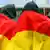Fußballfans mit umgehängter Deutschlandfahne (Foto: dpa)