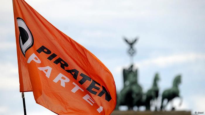 ARCHIV: Eine Fahne mit dem Logo der Piratenpartei weht vor dem Brandenburger Tor in Berlin (Foto vom 25.07.09). Die Piratenpartei schaffte bei den Wahlen zum Berliner Abgeordnetetnhaus am Sonntag (18.09.11) auf Anhieb 8,9 Prozent der Stimmen. Damit schaffte die Partei erstmals den Einzug in ein Landesparlament. (zu dapd-Text) Foto: Berthold Stadler/dapd