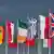 Die Flagge der Europaeischen Union (EU, l.) steht am Dienstag (18.10.11) auf dem Europakreisel in Mainz neben den Nationalfahnen der EU-Mitglieder Spanien (vorne v. l.), Niederlande, Irland, Griechenland, Polen, Grossbritannien und Bulgarien. Von Freitag (21.10.11) bis Sonntag (23.10.11) findet in Bruessel der EU-Gipfel statt. Das Treffen der 27 EU-Staats- und Regierungschefs beschaeftigt sich unter anderem mit der Schuldenkrise. Foto: Torsten Silz/dapd
