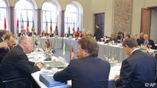 Ministerpräsidenten am Tisch (Foto:AP)