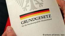 Grundgesetz-Deckblatt (foto:dpa)