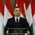 Ungarns Ministerpräsident Viktor Orban vor Spalier von Nationalfahnen (foto: reuters)