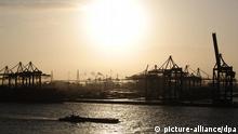 Die Sonne scheint am Freitag (13.01.2012) über dem Container Terminal Burchardkai der Hamburger Hafen und Logistik AG (HHLA) im Hamburger Hafen. Foto: Christian Charisius