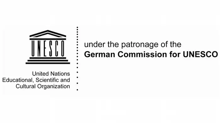 Logo der UNESCO mit Schriftzug Patronage Bildrechte: Verwertungsrechte im Rahmen des Global Media Forums 2012.