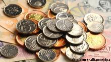 Czech bills and coins of amount one, two, five, fifty (CTK Photo/Vojtech Vlk) Schlagworte Banken, Währung, Wirtschaft, Money, Cash, münzen, geld, währung, bank, banken, münze, krone, euro, cent, cents