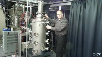 Tim Hülser, ante un reactor de paredes calientes.