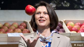 Bundesagrarministerin Ilse Aigner (CSU) wirft einen Apfel hoch. Foto: Maja Hitij/dapd