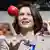 Aigner jongliert mit einem roten Apfel (Foto:dapd)