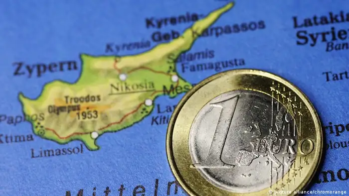 Ein-Euro-Münze auf Zypern-Landkarte, Haushaltsdefizit auf Zypern