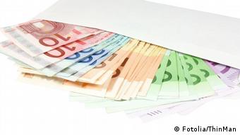 Umschlag mit Geldscheinen (Foto: Fotolia)