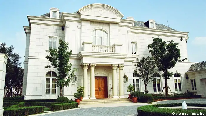 --FILE--View of a luxury villa in the Shanghai Shimao Sheshan Villas in the suburb of Shanghai, China, May 2006. Shimao Property Holdings Ltd. has allegedly sold two villas from its luxury property project Shanghai Shimao Sheshan Villas that set new records as the most expensive personal residences in Chinese Mainland. The bigger unit, measuring in at 26,400 square meters, cost its new owner 205 million yuan (US$30 million). The smaller one was sold for a bargain of 115 million yuan (US$16.84 million). +++(c) dpa - Report+++