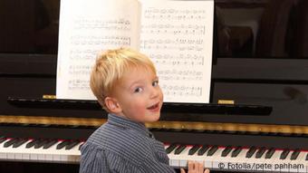 Ein kleiner Junge spielt Klavier (Foto: Fotolia/pete pahham)