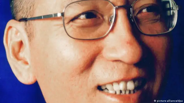ARCHIV - Ein undatiertes Handout zeigt den inhaftierten chinesischen Dissidenten und Bürgerrechtler Liu Xiaobo. Aufgenommen hat das Bild seine Ehefrau, die Fotografin Liu Xia. Die prominenten chinesischen Bürgerrechtler Ai Weiwei und Hu Jia sind wieder auf freiem Fuß. Zahlreiche andere Regimekritiker sitzen in China aber weiter in Haft. Menschenrechtsorganisationen schätzen die Zahl auf 1500 bis zu mehr als 5500. Foto: Liu Xia dpa +++(c) dpa - Bildfunk+++