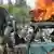 Kenia Gewalt Jugendliche brennendes Auto