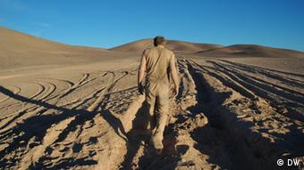Geophysiker Bernd Schurr läuft durch die Atacama-Wüstein Chile (Foto: DW)