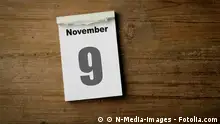 Kalenderblatt mit dem 9 November auf einem Holztisch