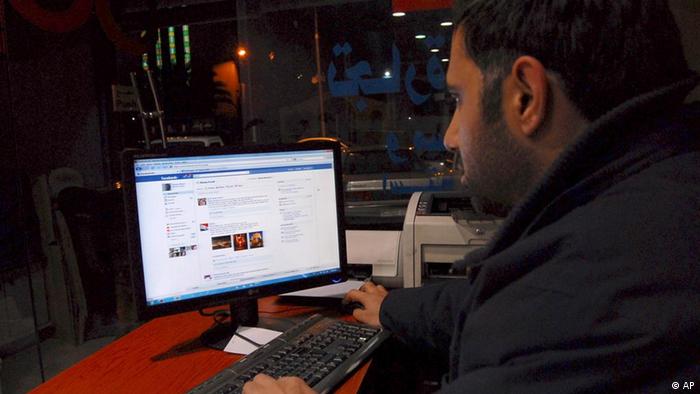 Ein Syrer sitzt im einem Internet-Café an einem Computer (Foto: AP)