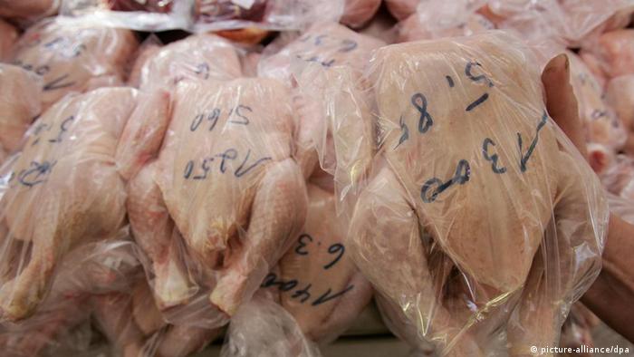 Frische Hähnchen in Plastiktüten verpackt (Foto: dpa).