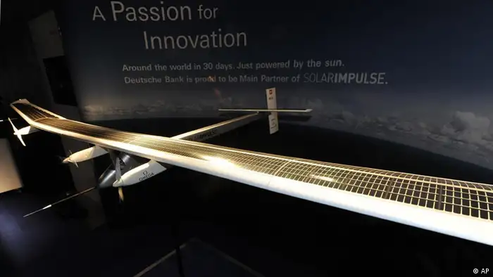 Ansicht eines Modells des Solarflugzeugs. (Copyright: ddp images/AP Photo/Winfried Rothermel)