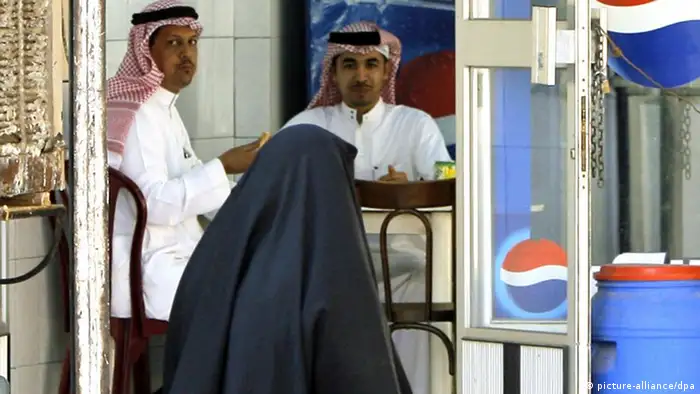 Verschleierte Frau in Saudi-Arabien (picture-alliance/dpa)