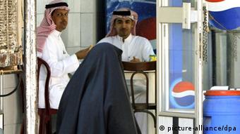 Verschleierte Frau in Saudi-Arabien