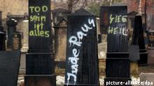 Mit antisemitischen und Nazi-Parolen wurden Grabsteine auf dem Alten Jüdischen Friedhof in Leipzig geschändet. Die unbekannten Täter beschmierten in der Nacht vom 19. zum 20.12.1992 mehr als 20 Grabstellen. Foto: Wolfgang Kluge +++(c) dpa - Report+++