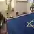 Hinter einem Davidstern ist in Worms in der Synagoge ein Besucher in einer Gebetsbank zu sehen (Foto: dpa)