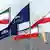 ARCHIV - Die Flaggen des Iran und der nationalen iranischen Ölgesellschaft wehen auf einem Gasfeld in Assalouyeh (Iran, Archivfoto vom 16.04.2005). Die Europäische Union verhängt im Streit um Teherans Atomprogramm ab 1. Juli 2012 ein Einfuhrverbot für iranisches Erdöl. Die 27 EU-Regierungen einigten sich am Montag (23.01.2012) in Brüssel auch, die Konten der iranischen Zentralbank in Europa einzufrieren. Foto: Abedin Taherkenareh dpa +++(c) dpa - Bildfunk+++