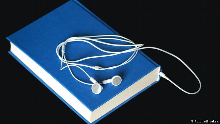 Kopfhörer liegen auf einem Buch
