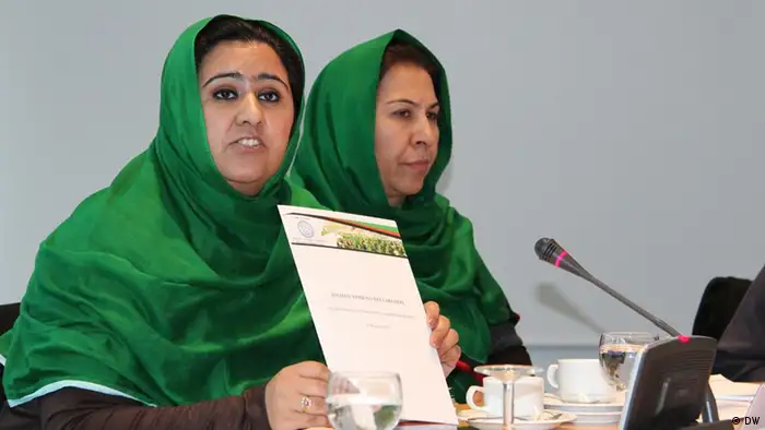 Samira Hamidi, Länderdirektorin des AWN (links), stellt die Deklaration vor