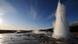 Geysir, Island: Wasserfontaine schießt aus dem Felsboden Geysir, Island: Wasserfontaine schießt aus dem Felsboden