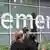 Das Siemens-Logo vor einem Verwaltungsgebaeude (Foto: ap)