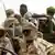 Soldaten der Rebellenorganisation «Sudanesische Befreiungsarmee» (SLA) patrouillieren in Muhujariya in Süden der sudanesischen Provinz Darfur (Archivfoto vom 25.04.2005). In der westsudanesischen Region Darfur spielt sich seit 2003 eine Tragödie ab. In dem Konflikt zwischen den rebellierenden Stämmen und der Zentralregierung starben bislang nach Angaben des Auswärtigen Amtes schätzungsweise 300 000 Menschen, über zwei Millionen Menschen mussten fliehen. Ein Friedensabkommen zwischen Khartum und der Rebellenorganisation «Sudanesische Befreiungsarmee» (SLA) vom Mai 2006 wurde bereits einen Monat später von den Aufständischen wieder annulliert. Jetzt hat Verteidigungsminister Jung (CDU) erklärt, Deutschland könnte im Rahmen eines UN-Mandats deutsche Soldaten auch nach Darfur entsenden. EPA/khaled el Fiqi (zu dpa 4462) +++(c) dpa - Bildfunk+++