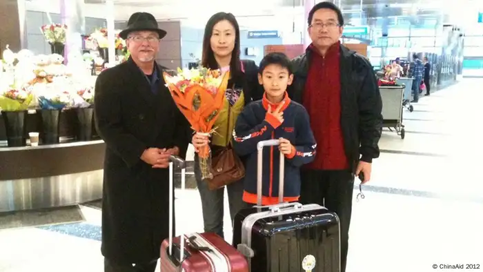 Chinas Dissident Guo Quan wurde 2009 zu 10 Jahre Haft verurteilt. Seine Frau Li Jing und sein Sohn Guo Chengyi sind mit der Hilfe der Organisation China Aid am 23.01.2012 ins Exil nach Los Angeles, USA, gekommen; 23.01.2012, Flughafen Los Angeles (U.S.); Copyright: ChinaAid 2012