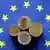 Verschieden Euromünzen liegen auf der Fahne der Europäischen Union (Foto: dapd)