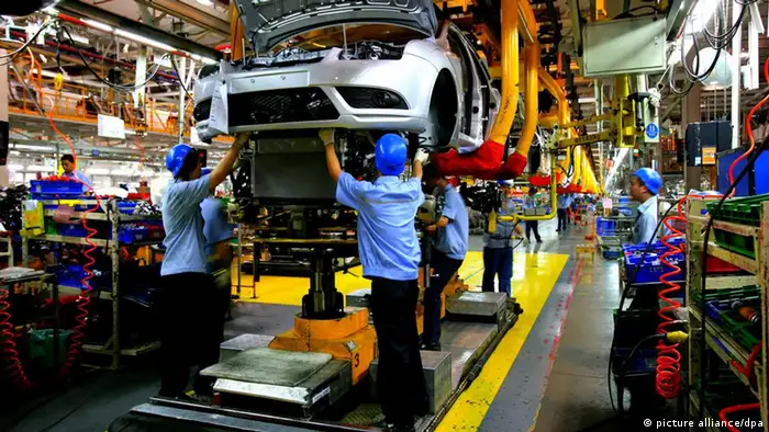 Arbeiter am Fließband bei Ford in Chonqing, China neu