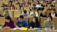 Bei einer Vorlesung für Betriebswirtschaftslehre an der TU Chemnitz sitzen unter den Studenten viele Chinesen. Von den 750 ausländischen Studierenden aus 70 Ländern, die sich derzeit in Chemnitz eingeschrieben haben, kommen allein 314 aus China und sind damit die größte Gruppe unter den Ausländern an der Universität. Besonders nachgefragt sind Studienangebote aus den Wirtschaftswissenschaften, aus dem Maschinenbau und der Informatik. Für die TU Chemnitz ist Asien und dabei besonders die Volksrepublik China ein attraktiver Bildungsmarkt. Besonders enge Beziehungen unterhält sie zur Fudan-Universität Shanghai und zur Beihang-Universität Peking. Foto: Wolfgang Thieme +++(c) dpa - Report+++ Für Projekt : Destination Europe Mangelnde Perspektiven und große Träume