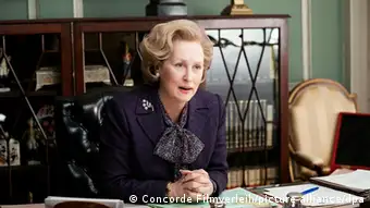 ***ACHTUNG: Verwendung nur für redaktionelle Zwecke im Zusammenhang mit der Berichterstattung über den Film und bei Urheber-Nennung)*** Meryl Streep als Premierministerin Margaret Thatcher in einer Szene des Kinofilms «Die Eiserne Lady» (undatierte Filmszene). Selten hat ein Film in Großbritannien schon lange vor seinem Erscheinen solche Diskussionen ausgelöst: «Die Eiserne Lady» spaltet die Gemüter - so wie auch Margaret Thatcher das weiterhin tut. Der Film kommt am 1. März 2012 in die deutschen Kinos und feiert am Mittwochabend (04.01.2012) in London Europapremiere. Foto: Concorde Filmverleih (zu dpa 0813 vom 04.01.2012 - ACHTUNG: Verwendung nur für redaktionelle Zwecke im Zusammenhang mit der Berichterstattung über den Film und bei Urheber-Nennung) +++(c) dpa - Bildfunk+++