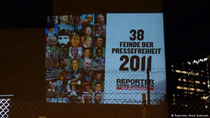 Lichtprojektion am 3. Mai 2011 Mit einer spektakulären Aktion hat ROG in der Nacht vom 2. auf den 3. Mai 2011 gegen die Verfolgung von Journalisten und die weltweiten Beschränkungen der Pressefreiheit protestiert Bild: Reporter ohne Grenzen