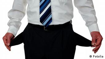 Symbolbild: Ein Mann hält nach außen gestülpte Hosentaschen an den Enden fest