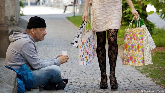 Bettler und Frau mit Einkaufstüten (Foto: Fotolia)