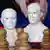 Ein Schachspiel mit den Porzelanköpfen die Putin und Medwedew darstellen. Foto: DW-Archiv