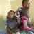 Von den FDLR Rebellen angeschosssene Kinder im Krankenhaus. Zwei kleine Mädchen und eine Frau sitzen auf einem Krankenbett im Krankenhaus. Beide Mädchen haben Schusswunden. Wann wurde das Bild gemacht?: 18.1.2012 Wo wurde das Bild aufgenommen?: Goma, Ostkongo Copyright: DW/Simone Schlindwein
