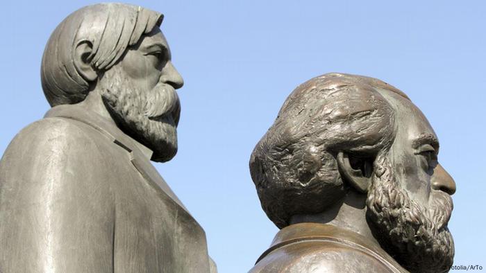Denkmal von Engels und Marx (Foto: Fotolia)