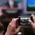 Ein Smartphone wird während einer Pressekonferenz als Kamera benutzt (Foto: dapd)